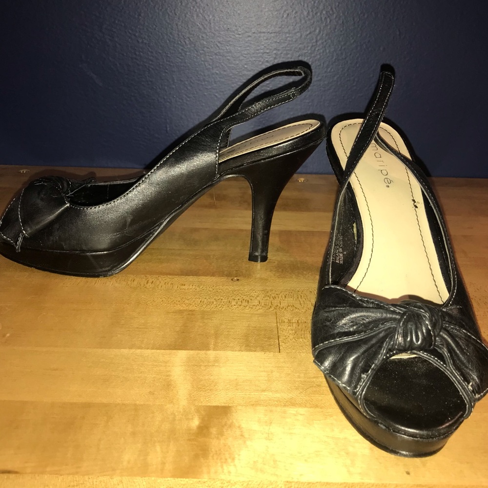 Open toe leather slings with bow accent